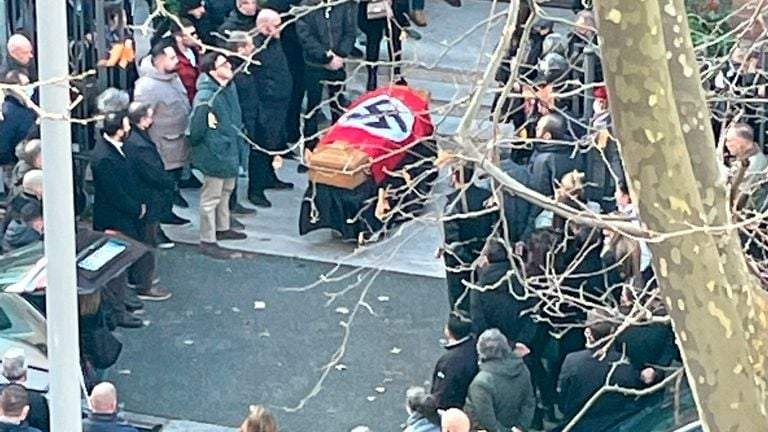 Al ataúd se le puso una bandera nazi