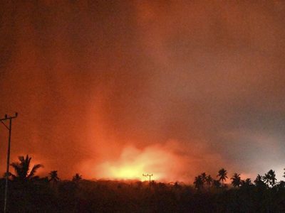 Erupción volcánica en Indonesia quema casas y mata al menos a 10 personas (Video)
