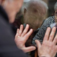 Una pareja con más de 65 años casados ahora debe verse a través de un cristal por el covid-19