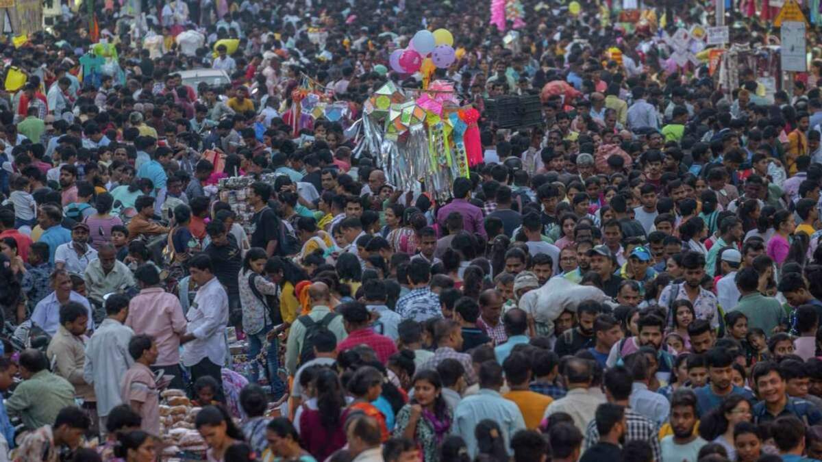 Una multitud de personas abarrota un mercado durante los preparativos para la fiesta de Diwali, en Mumbai, India