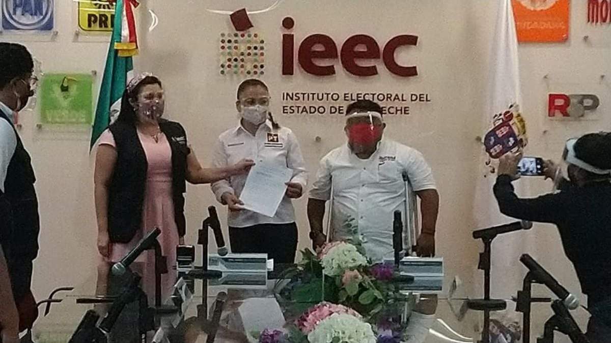 La entrega del acuerdo entre el PT y Morena en el Instituto Electoral del Estado de Campeche (IEEC)