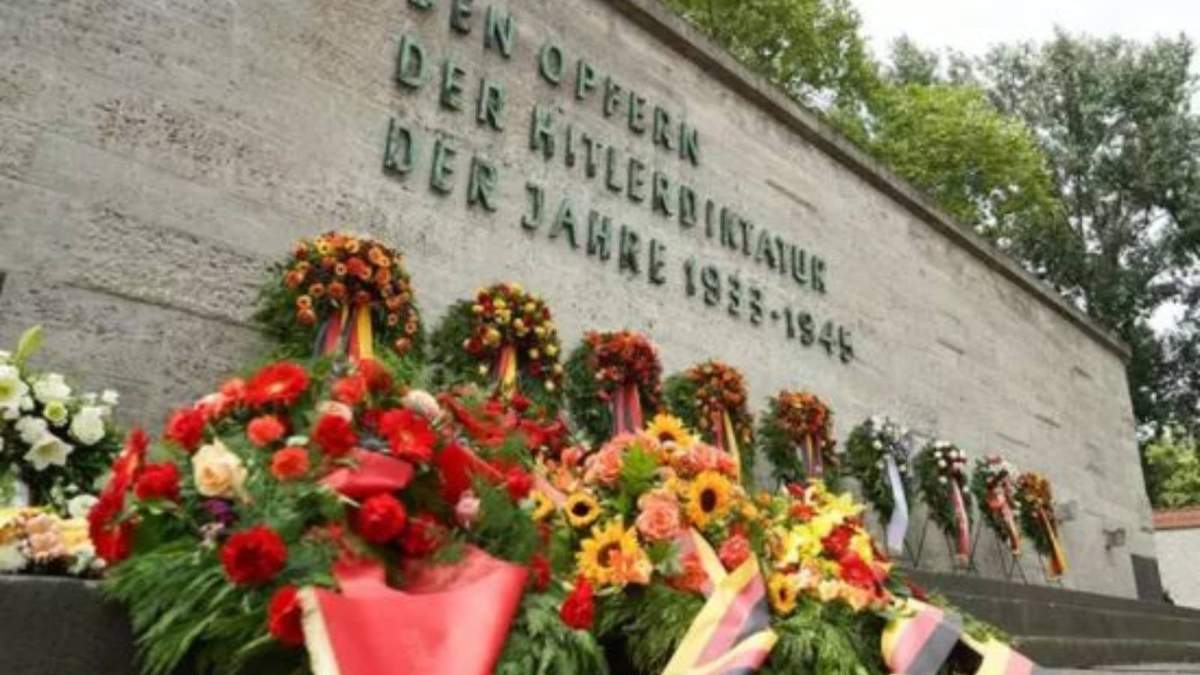 Ofrendas florales en Berlín durante un acto en recuerdo a los ejecutados tras el intento de asesinato de Adolf Hitler en 1944