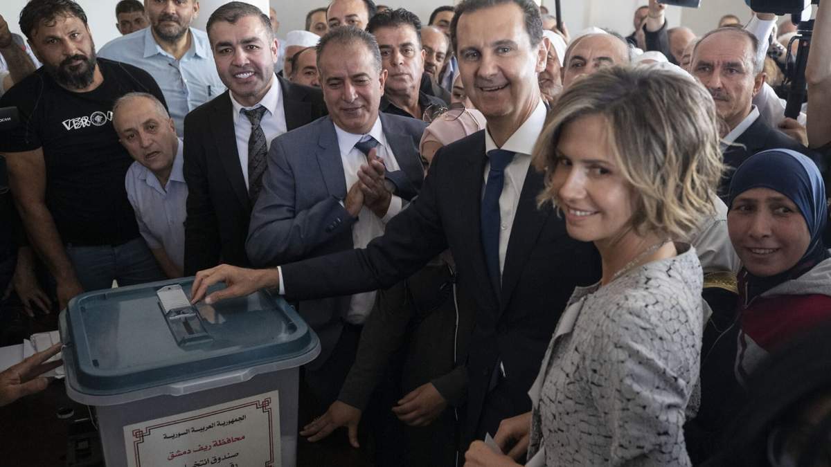 Bashar Al Assad vota junto a su esposa Asma Al Assad en Damasco, Siria. Fuente: (Twitter)