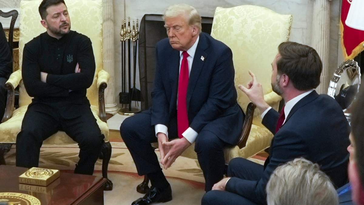 El vicepresidente JD Vance, derecha, habla con el presidente ucraniano Volodymyr Zelenskyy, izquierda, mientras el presidente Donald Trump escucha en el Despacho Oval de la Casa Blanca