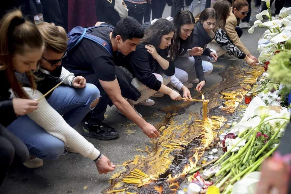 Estudiantes encienden velas cerca de la escuela Vladislav Ribnikar en Belgrado, Serbia, el 4 de mayo de 2023