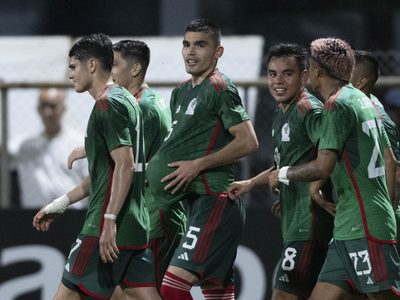 México derrota 2-0 a Surinam en el debut de Diego Cocca