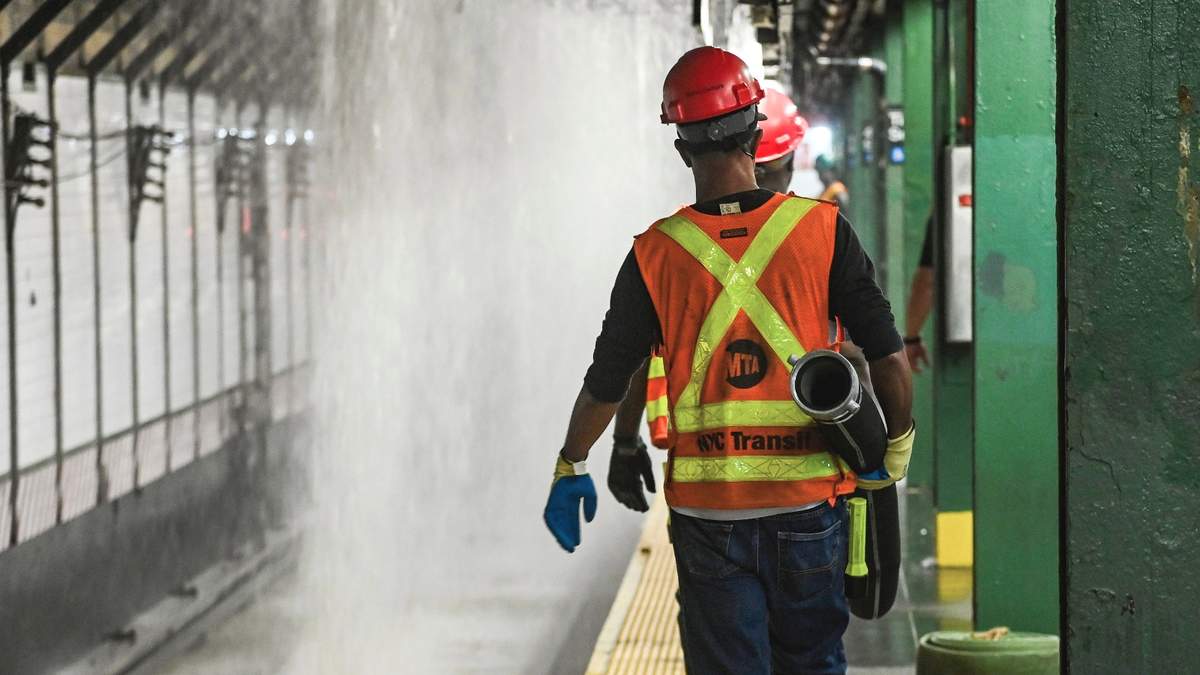 Una fuga de agua cayendo sobre la estación Times Square del metro