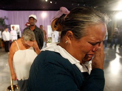 Largas filas, silencios, llanto y flores enmarcan el último adiós a Fidel