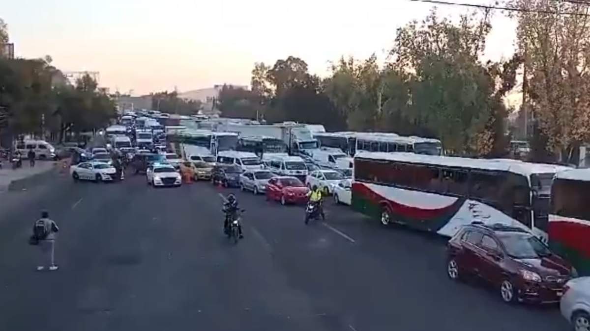 Bloqueo en la autopista México-Pachuca por transportistas de materiales contratados para la construcción del Tren Maya