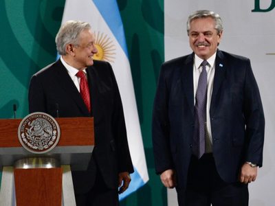 Descalificaciones a la oposición, la prensa y las culpas del pasado a dos voces: Fernández y AMLO
