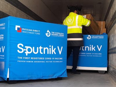 Las dosis de la vacuna Sputnik V, producidas en Argentina, podrían estar disponibles a fin de mes