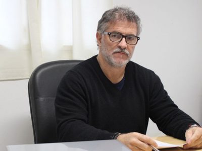 Polémica por el video de un funcionario tomando alcohol mientras manejaba