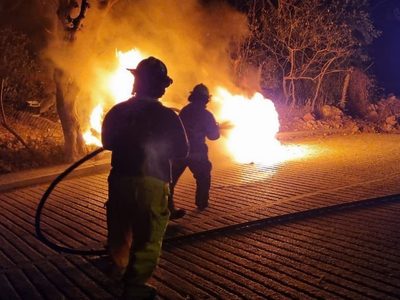 Asesinan a conductor de taxi y le prenden fuego dentro de su unidad en Chilpancingo