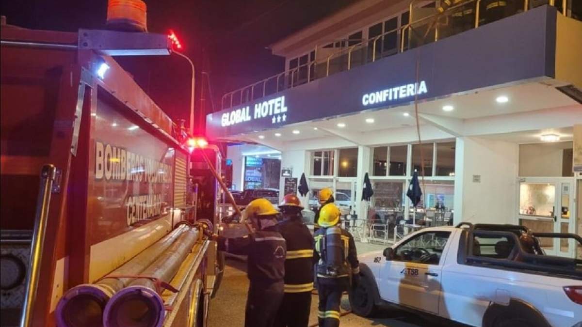 Bomberos voluntarios de centenario fueron alertados por los vecinos y pasajeros del hotel. Fuente: (Centenario Digital)