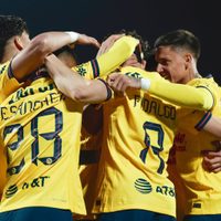 América vence 2-0 a los Pumas; aficionados se pelearon en las gradas (Videos)