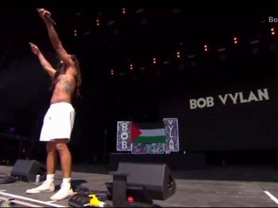 EU revoca visas al grupo británico Bob Vylan tras cánticos antisionistas en Glastonbury