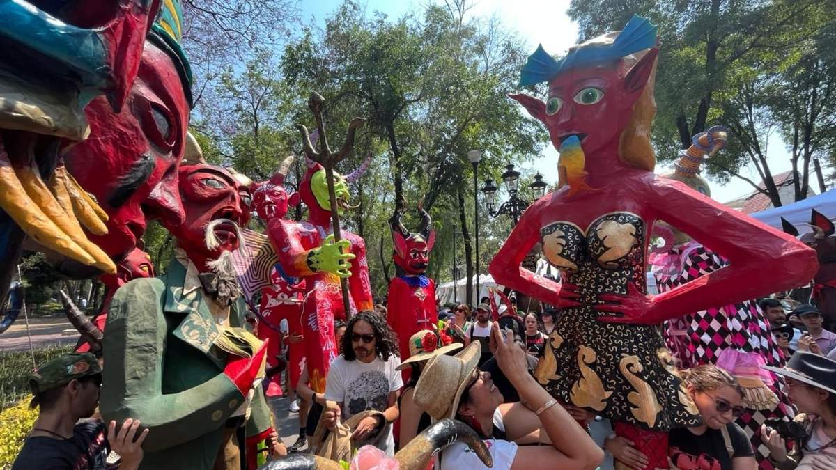 Integrantes del Colectivo Cartoneros de la Ciudad de México “quemaron el mal” en la figura de tres diablitos o Judas