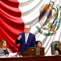 '¡Ratero!”, llaman burócratas a Graco al salir del Congreso de Morelos