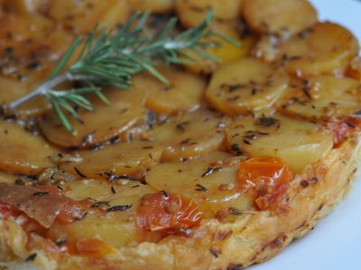 Tarta tatin de papas: una receta perfecta para resolver la cena con lo que tenés en la heladera