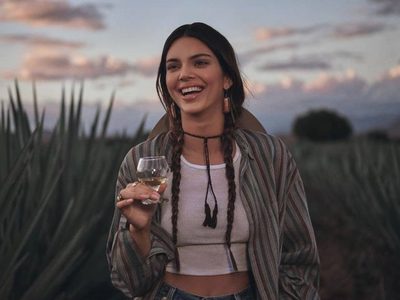 Acusan a la modelo Kendall Jenner de apropiación cultural por su marca de tequila