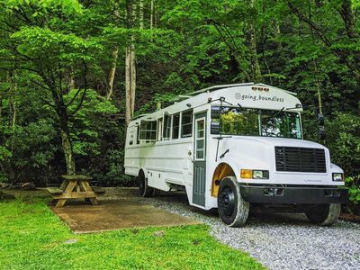 Una pareja acondicionó un colectivo escolar para viajar y vivir