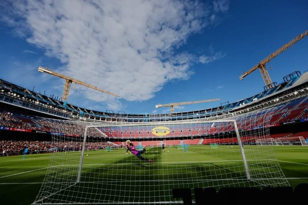 Los jugadores de Barcelona se ejercitan durante la primera sesión de entrenamiento del equipo en la sede tras su renovación en el estadio Camp Nou en Barcelona, España, el viernes 7 de noviembre de 2025.