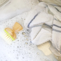 El truco de la abuela exprés para eliminar las manchas de aceite en tus trapos de cocina y dejarlos como nuevos