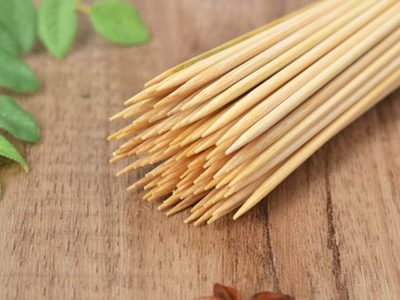 Si tenés palitos de brochette y un frasco vacío, creá esta preciosa deco para tu oficina o habitación
