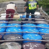 Detienen a dos personas por transportar 15 mil 800 litros de precursor químico
