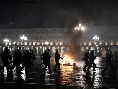 Fuertes protestas en Italia contra nuevas medida para frenar el coronavirus