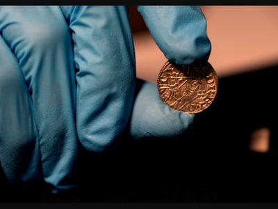 Tesoro de monedas enterradas hace más de mil años y encontradas en Inglaterra se vende en 5.6 mdd
