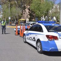 Esquivó con su auto a un ciclista y chocó contra una ferretería de Neuquén