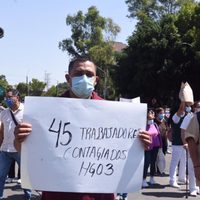Bloquean Calzada Vallejo por falta de insumos en el Hospital La Raza