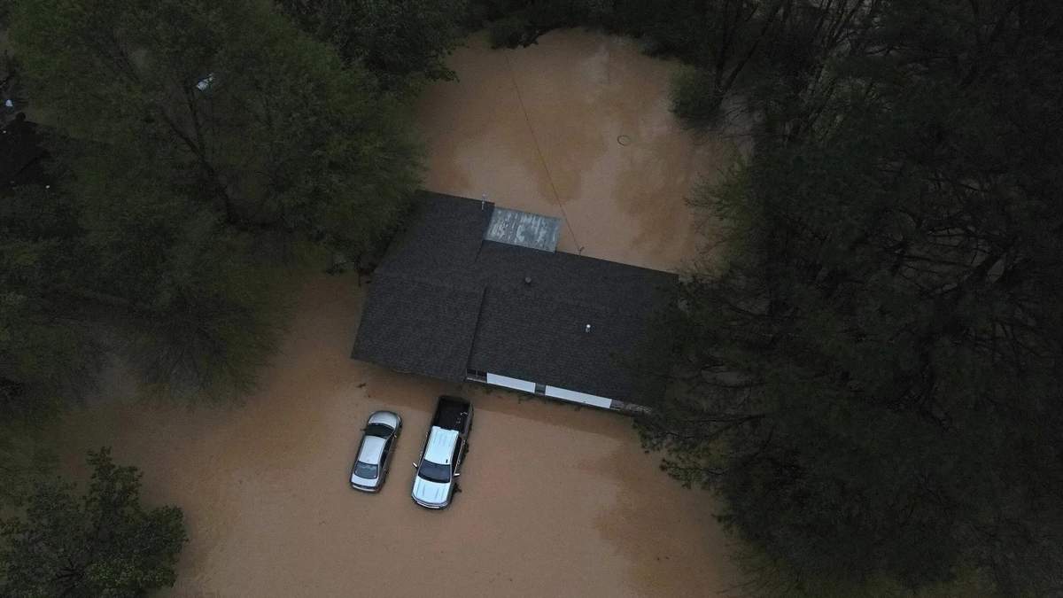 Al menos 16 muertos por inundaciones y tornados mientras las tormentas azotan desde Texas hasta Ohio