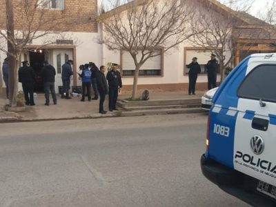 Robaron tres vehículos de la vivienda de un comisario en Centenario