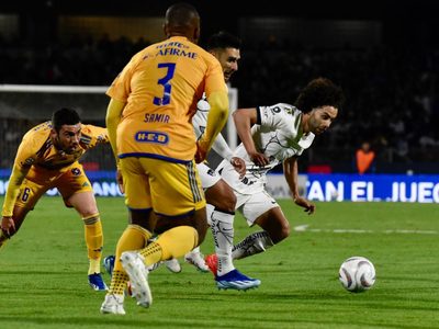 Expulsión de Trigos y gran actuación de Julio González marcan la victoria de Tigres ante Pumas