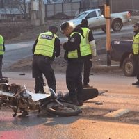 Detuvieron a la conductora que cruzó en rojo, chocó y mató a una motociclista en Centenario