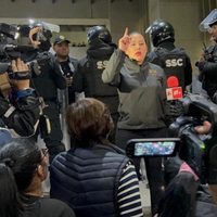 Lilly Téllez, Lía Limón, Silvano Aureoles y otros opositores arropan a Sandra Cuevas