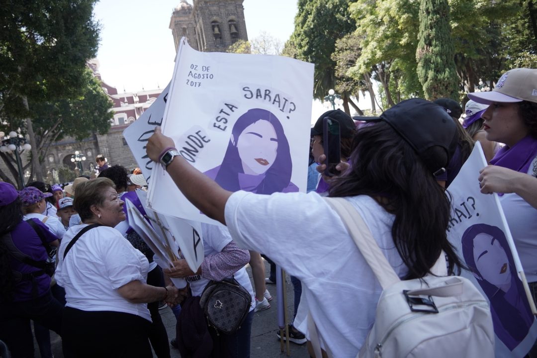 Durante la marcha del 8 de marzo de 2025, un grupo de personas exigió la aparición de Saraí Ávila. Crédito Samantha Páez.