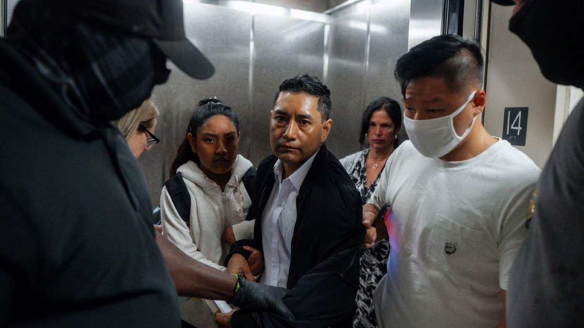 Agentes de inmigración de Estados Unidos toman a un hombre en un tribunal migratorio en Nueva York