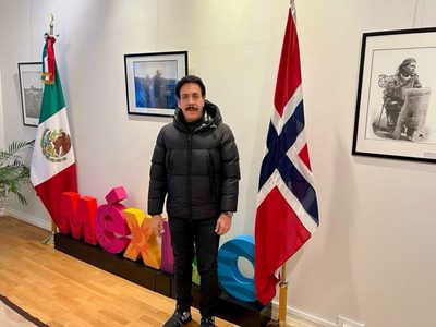 Omar Fayad presume su llegada a Noruega; lo tunden en redes