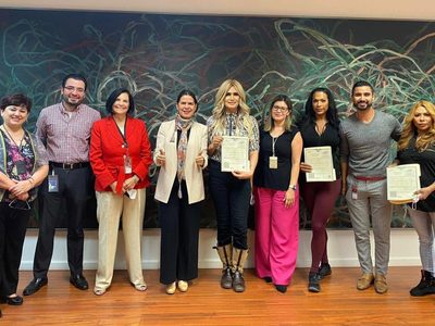 SRE entrega las primeras actas de nacimiento por identidad de género en Los Ángeles