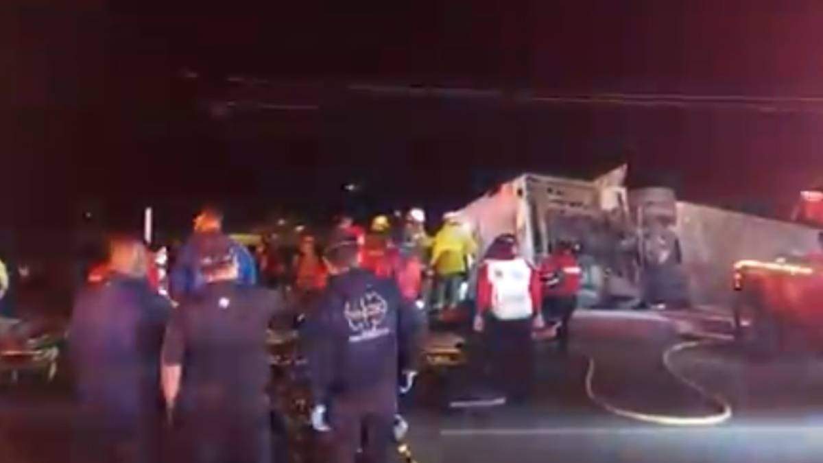 El autobús que volcó en Playas Rosarito