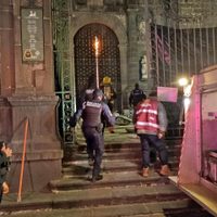 Incendian de manera intencional la puerta de la Catedral de Puebla