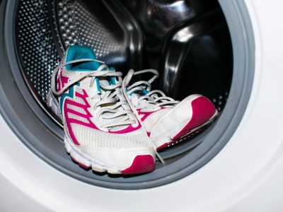 El truco viral de la bolsa que tenés que probar para dejar tus zapatillas blancas y como nuevas