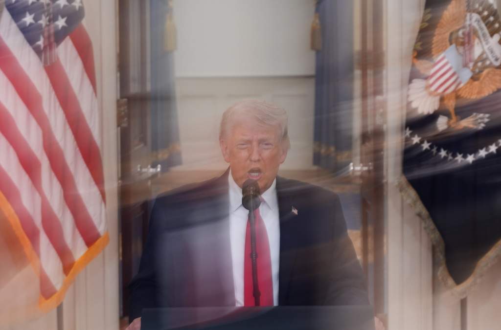 En la imagen, lograda con un tiempo largo de exposición, el presidente de Estados Unidos, Donald Trump, habla sobre la guerra contra Irán desde el Corredor Estatal de la Casa Blanca, el 1 de abril de 2026, en Washington