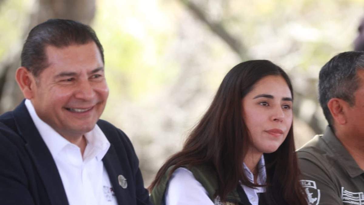 El gobernador Alejandro Armenta y la hoy exsecretaria