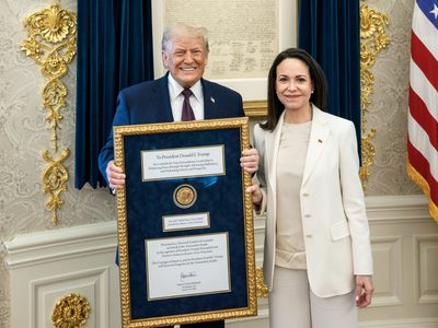 María Corina Machado le da su medalla del Premio Nobel de la Paz a Trump
