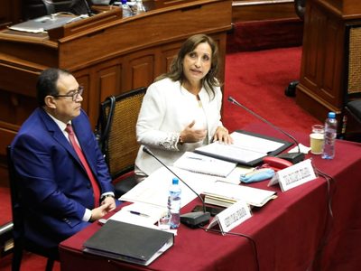 Presidenta de Perú propone adelantar comicios ante protestas