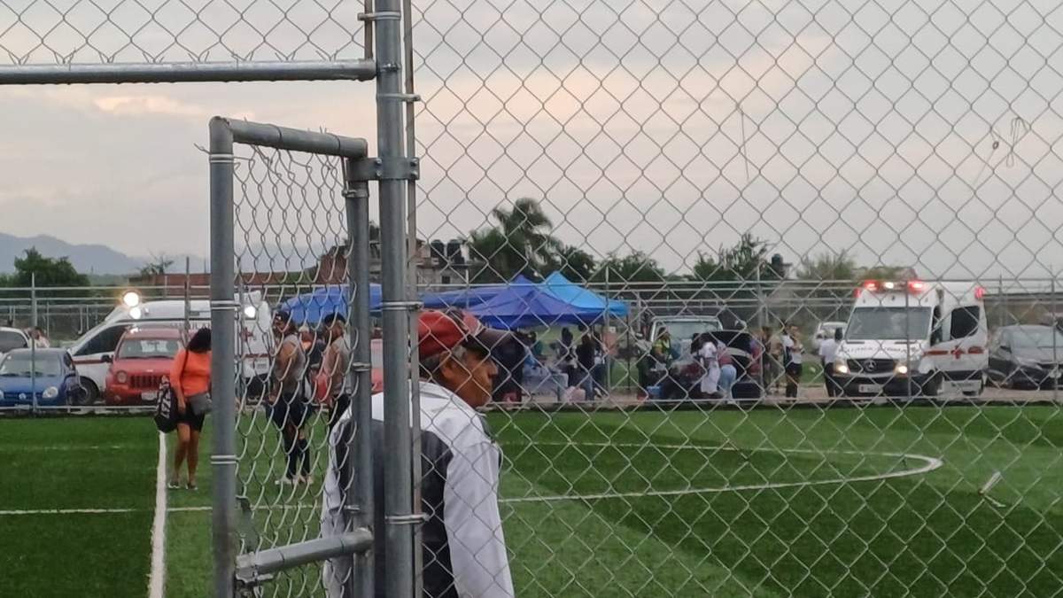 Rayo impacta cancha de futbol en Cuernavaca y deja cinco lesionados